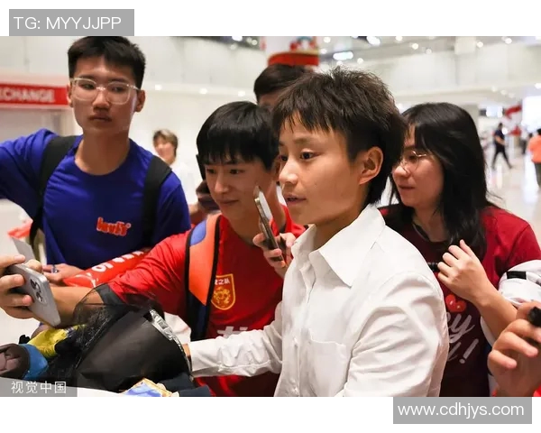 中国足球明星归国盛况引发热烈反响球迷热情迎接家乡英雄回归 中国足球明星归国盛况引发热烈反响球迷热情迎接家乡英雄回归